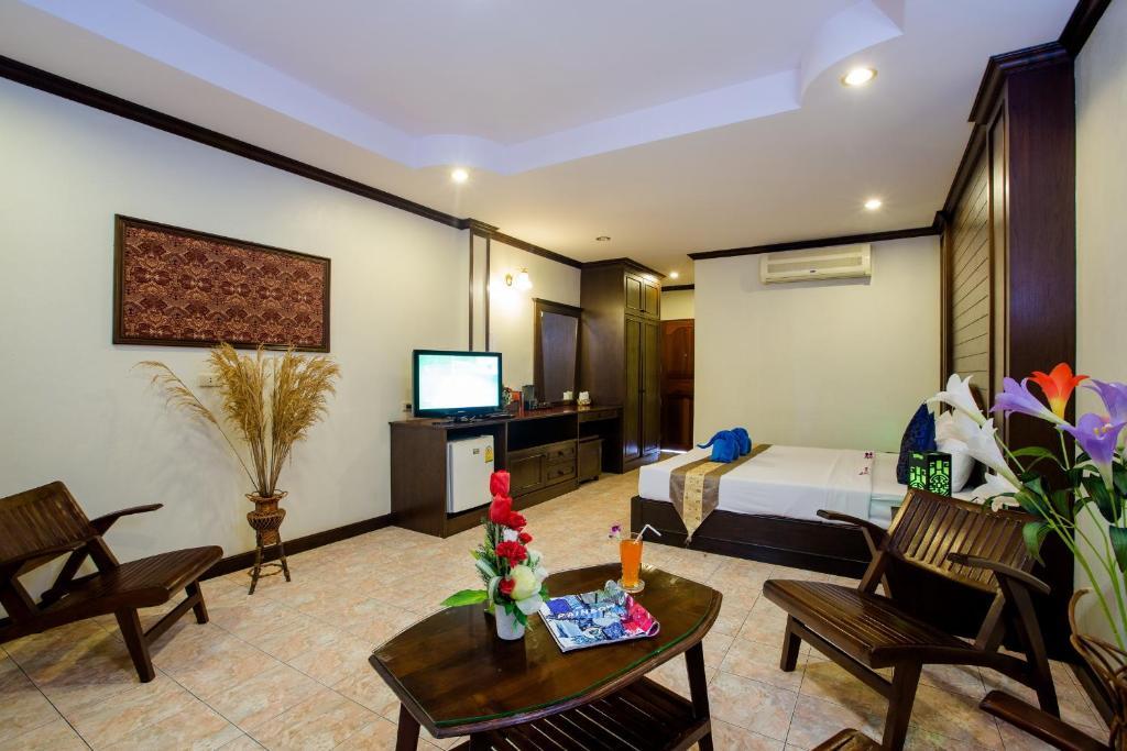 Khách sạn Baan Veerakit Patong